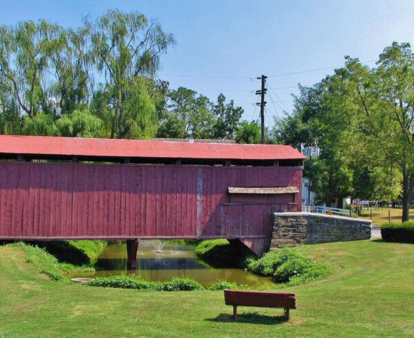Puente cubierto de madera en Condado Amish de Lancaster en Pennsylvania