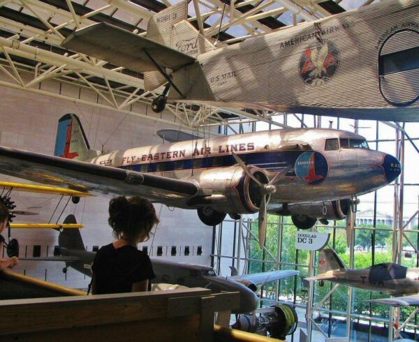 Aviones históricos en el Museo Nacional del Aire y el Espacio en Washington