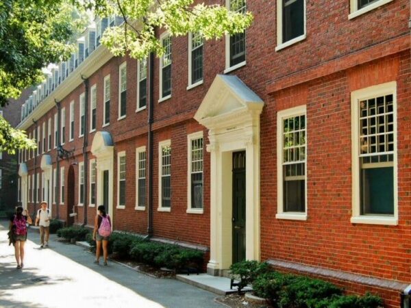 Edificio residencial de estudiantes en la Universidad de Harvard cerca de Boston
