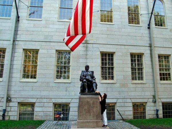 Estatua de John Harvard en la Universidad de Harvard cerca de Boston