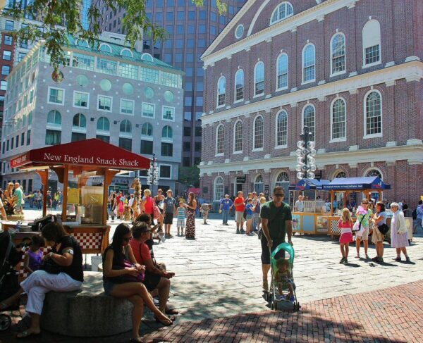 Ambiente frente a Quincy Market en Boston