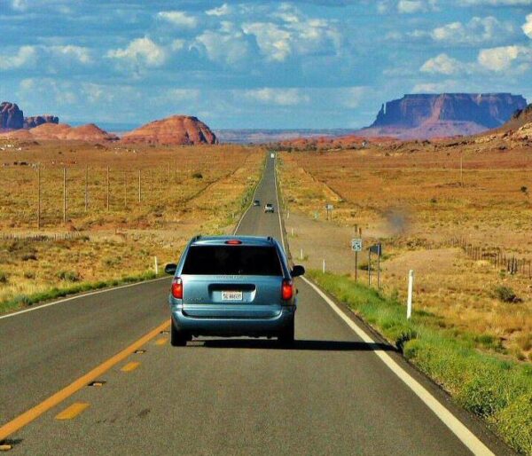 Carretera en las cercanías del Monument Valley en Arizona