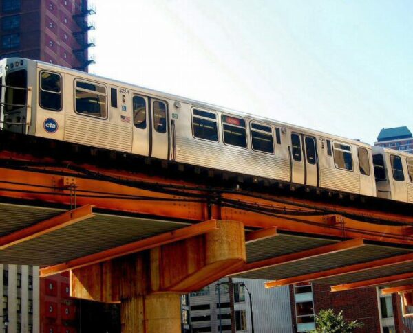 Metro por el centro downtown de Chicago en Illinois