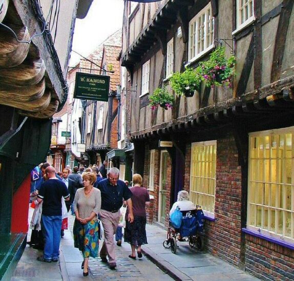 Calle medieval The Shamples en York al norte de Inglaterra