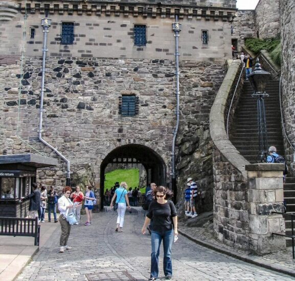 Puerta del Rastrillo y Gran Escalera en castillo de Edimburgo en Escocia