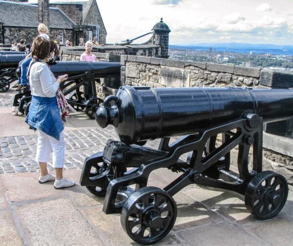 Batería de Argyle en castillo de Edimburgo en Escocia
