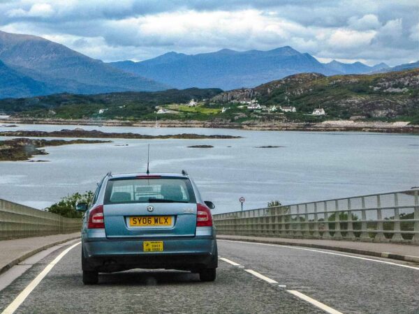 Carretera en la isla de Skye en Escocia