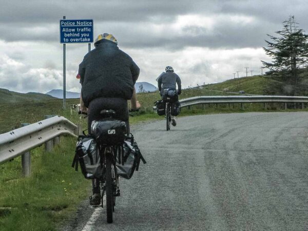 Cicloturistas en carretera de Escocia