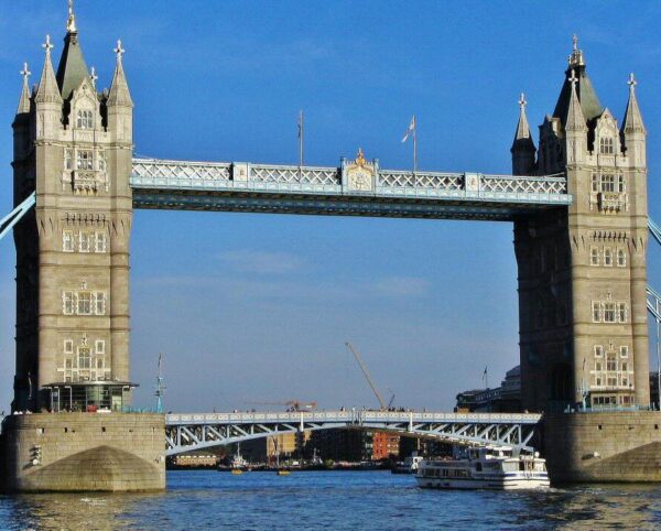 Tower Bridge desde el río Támesis en Londres