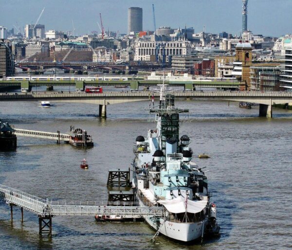 Vistas panorámicas de Londres desde la pasarela del Tower Bridge
