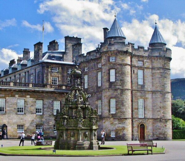 Palacio de Holyroodhouse en Edimburgo en Escocia