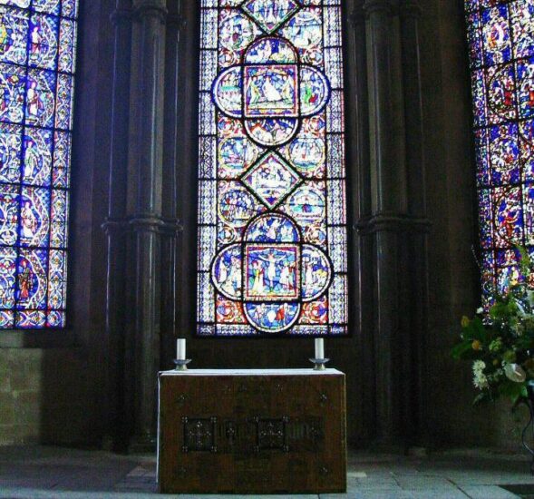 Vidrieras en la catedral de Canterbury al sur de Londres