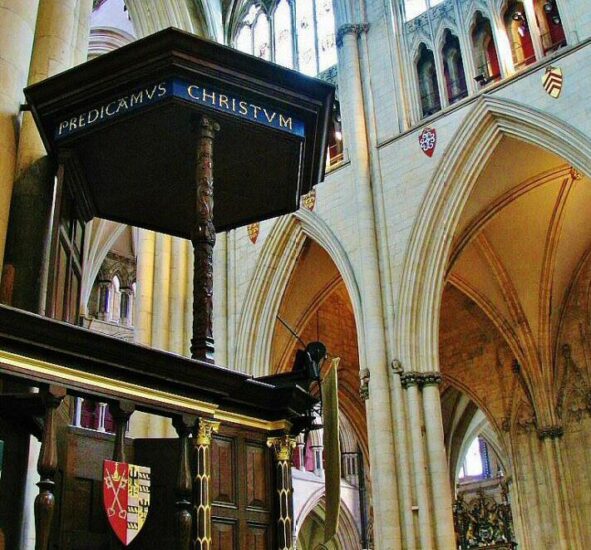 Púlpito en la catedral de York al norte de Inglaterra