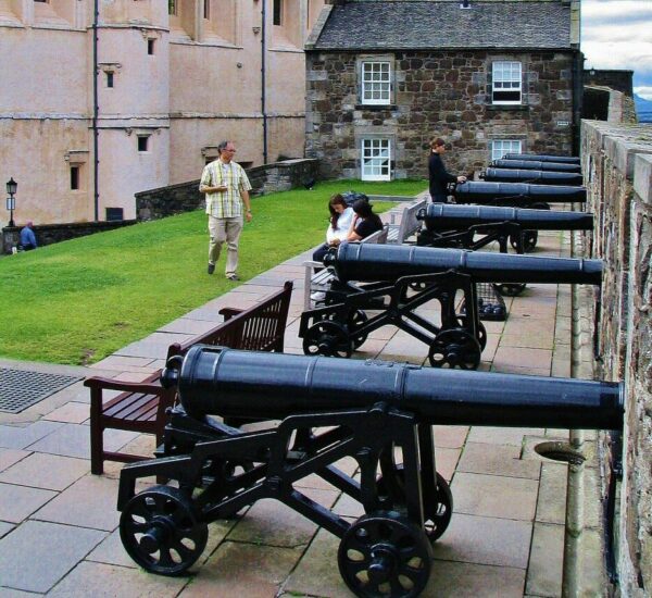 Batería de cañones en la muralla del castillo de Stirling en Escocia