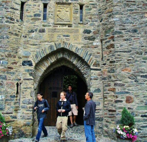 Entrada al castillo de Eilean Donan en Escocia