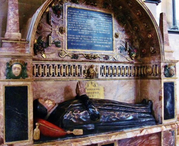Sepulcros de caballeros templarios en iglesia del Temple en Londres