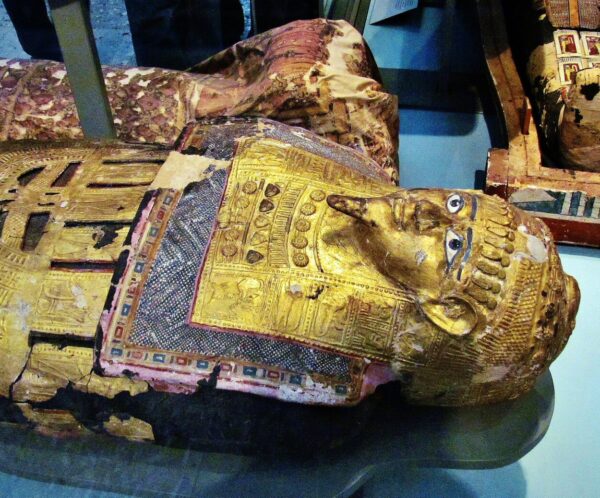 Sarcófagos de momias egipcias en el Museo Británico de Londres