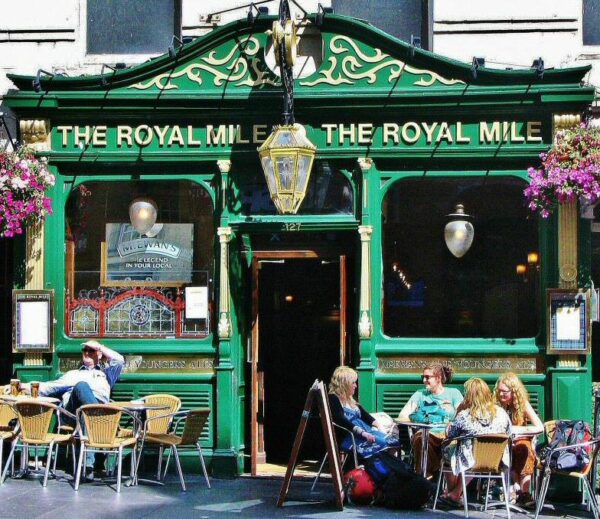 Típico pub en la Royal Mile de Edimburgo