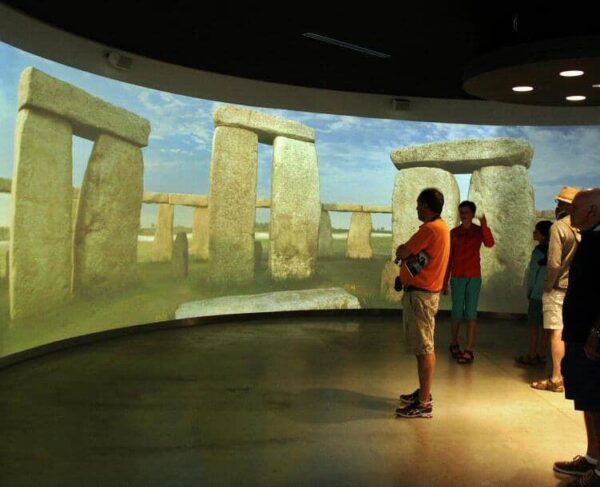 Espectáculo multimedia en el centro de exposiciones de Stonehenge