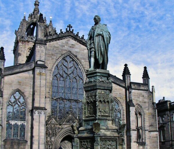 Estatua del Duque de Bucceluch en la catedral de St Giles en Edimburgo