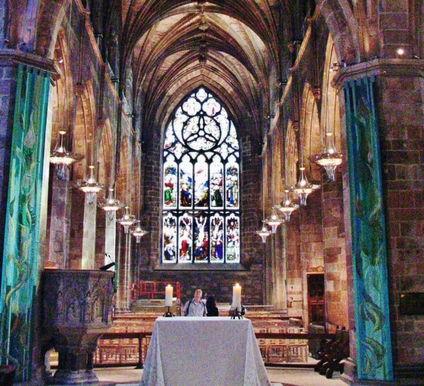 Altar mayor de la catedral de St Giles en Edimburgo en Escocia