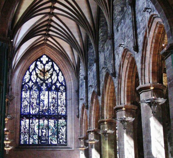 Vidrieras en la catedral de St Giles en Edimburgo en Escocia