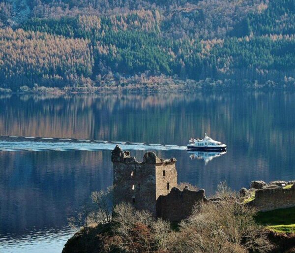 Cruceros en el Lago Ness en las Highlands de Escocia