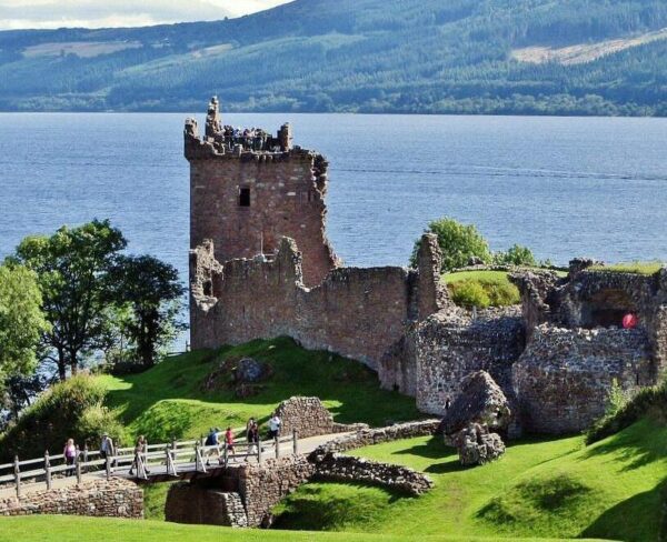 Castillo de Urquhart en el Lago Ness en las Highlands de Escocia