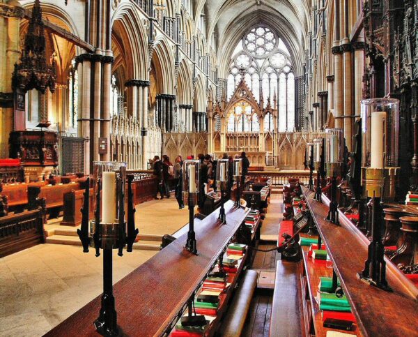 Coro en la catedral gótica de Lincoln en Inglaterra