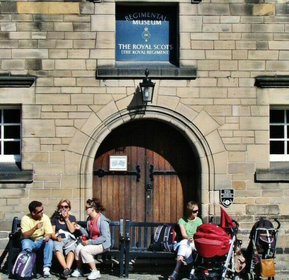 Rincón de la plaza de la Corona en castillo de Edimburgo en Escocia