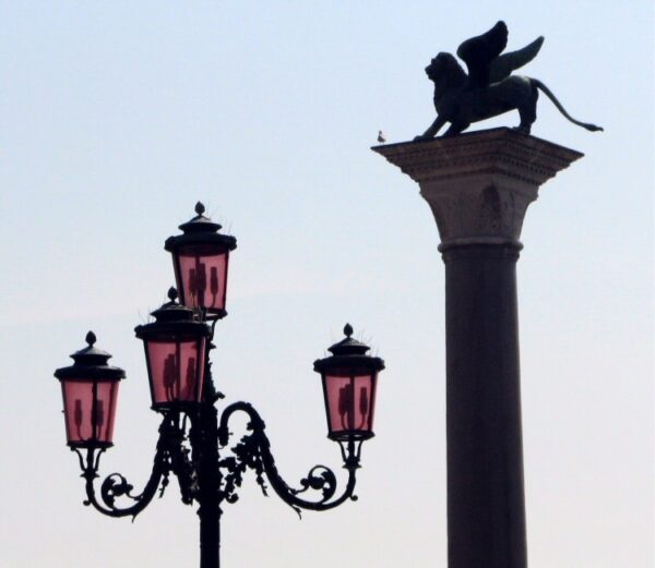 Columna de San Marcos en la Piazzetta de San Marcos de Venecia