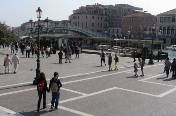 Salida desde la Estación de Santa Lucía hacia el Gran Canal en Venecia