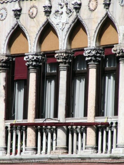 Fachada gótica del Palazzo Soranzo en Campo San Polo en Venecia