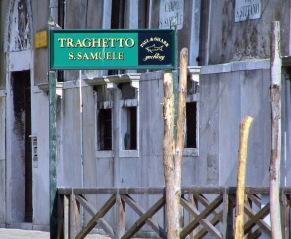 Cartel de señalización del servicio de góndolas Traghetto en el Gran Canal de Venecia