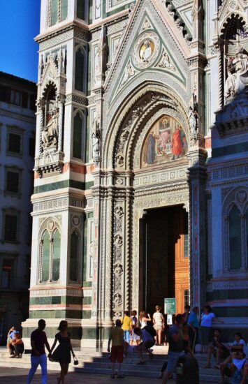 Fachada neogótica de la catedral Duomo de Florencia