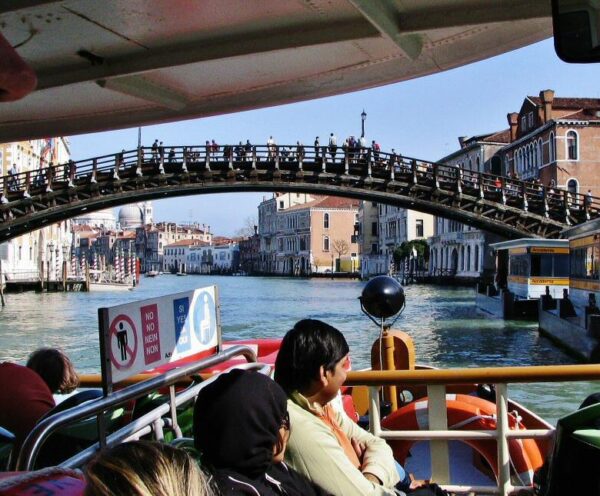 Puente de la Accademia en Gran Canal de Venecia