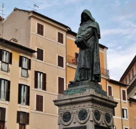 Estatua de Giordano Bruno en Campo de Fiori en Roma