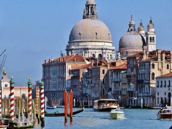 Basílica Santa María Salute en el Gran Canal de Venecia