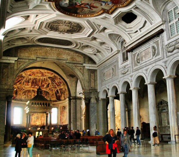 Interior iglesia San Pietro in Vincoli en Roma