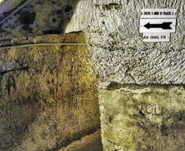 Indicación de entrada a un túnel del Nápoles subterráneo