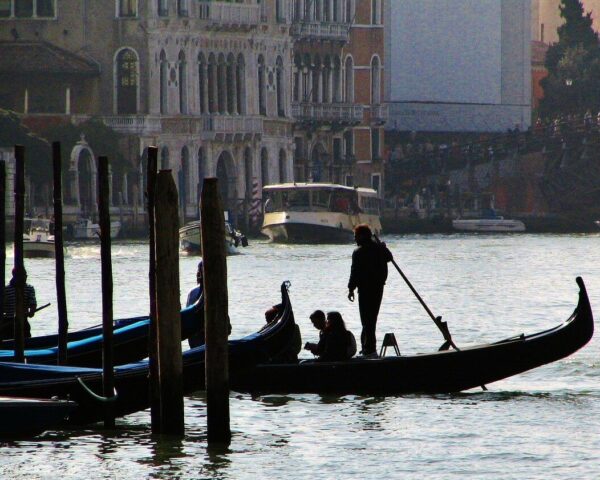 Góndola traghetto para cruzar el Gran Canal de Venecia