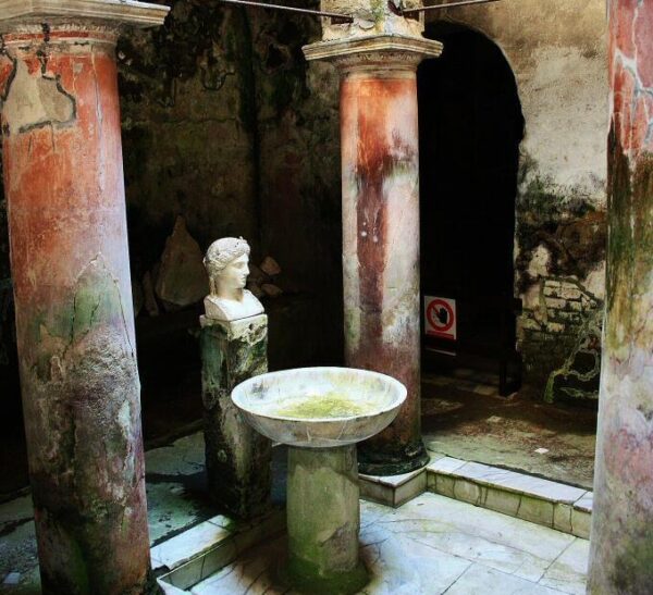 Excavaciones de la antigua ciudad romana de Herculano cerca de Nápoles