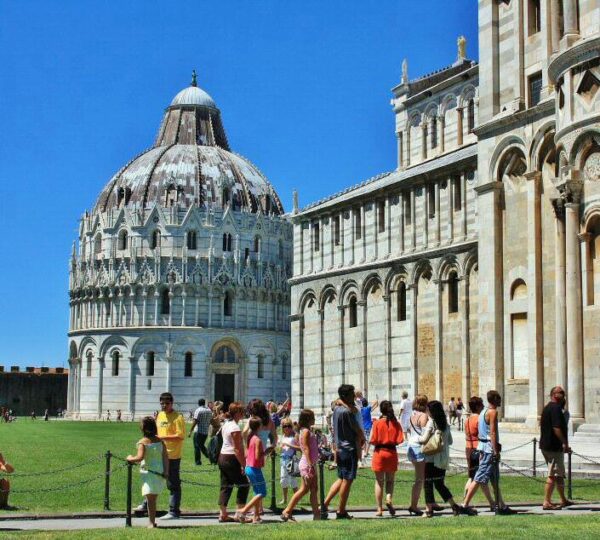 Baptisterio de Pisa en Toscana en Italia
