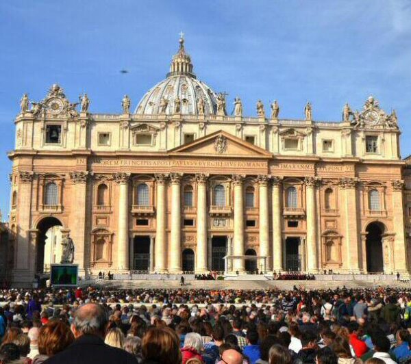 Plaza de San Pedro en el Vaticano en Roma