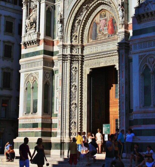 Puerta de entrada al Duomo Santa María del Fiore de Florencia