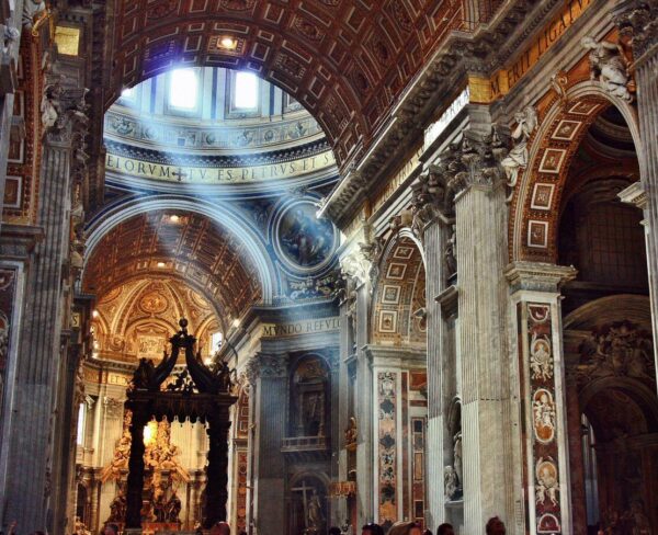 Interior de la Basílica de San Pedro del Vaticano en Roma