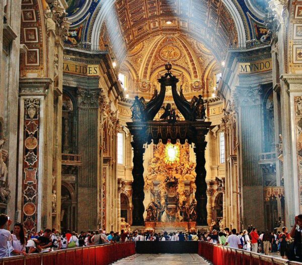 Baldaquino de Bernini en Basílica de San Pedro del Vaticano en Roma