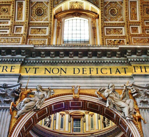 Interior de la Basílica de San Pedro del Vaticano en Roma