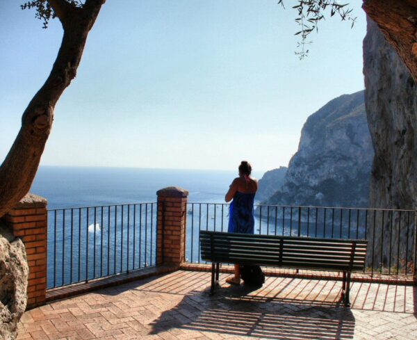 Mirador de los acantilados en la isla de Capri