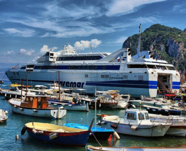 Ferry en puerto de Marina Grande en Capri